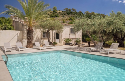 Casa Papa Villa | Casale Laghia with nice pool for 12 guests in Modica
