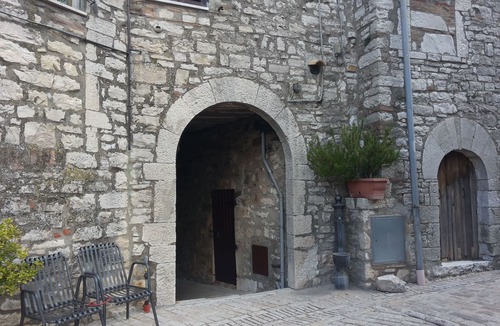 Izzalini Apartment | Castello Izzalini Todi Resort "Apt 9" RENT FOR SHORT AND LONG PERIODS
