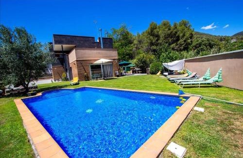 Can Vinyals Villa | Catalunya Casas Modern and spacious with private pool close to BCN