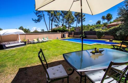Can Vinyals Villa | Catalunya Casas Modern and spacious with private pool close to BCN