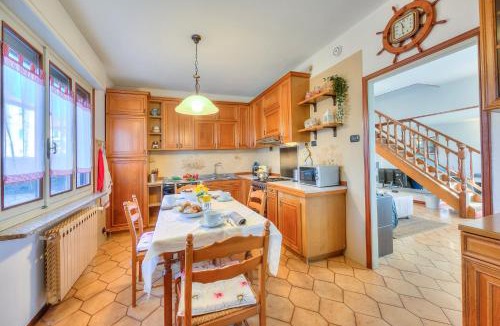 Angera House | Cedar House Villa Few Minutes From Lake - Happy Rentals