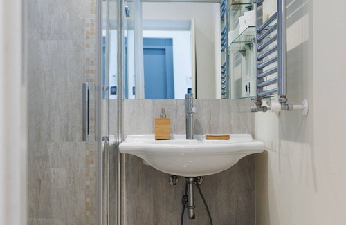 Marsala Apartment | CENTRAL ROME ROMANTIC NEW BEDROOM