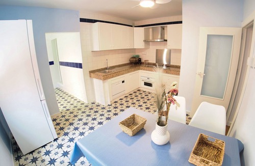 Los Puertos Ski Chalet | Chalet de Lujocasa Terracota con Piscina, 3 Cocinas, 6 Habitaciones y 6 Baños