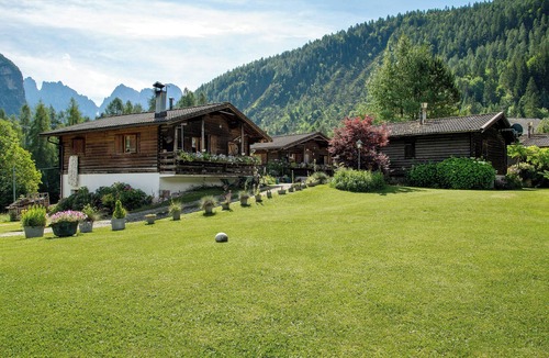 Forno di Zoldo Ski Chalet | Chalet 'Orserose La Bilancia' with Mountain View, Shared Terrace and Wi-Fi