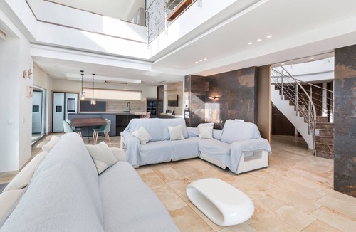 Caravaca de la Cruz Ski Chalet | Chalet 'Villa Cruz' with Mountain Views, Wi-Fi and Air Conditioning