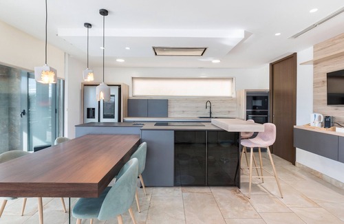 Caravaca de la Cruz Ski Chalet | Chalet 'Villa Cruz' with Mountain Views, Wi-Fi and Air Conditioning