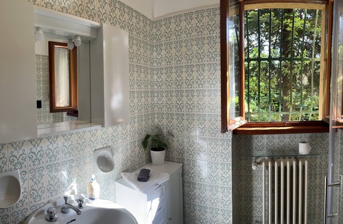 Asso Bed & Breakfast | Charming private room and bathroom with waterfall shower in guesthouse