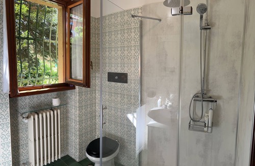 Asso Bed & Breakfast | Charming private room and bathroom with waterfall shower in guesthouse