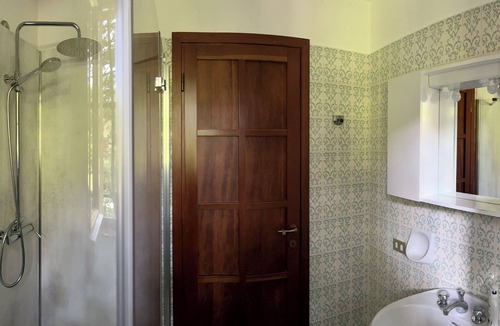 Asso Bed & Breakfast | Charming private room and bathroom with waterfall shower in guesthouse
