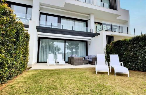 San Roque House | Close to the marina and beaches of Sotogrande, experience sophistication in this contemporary four-bedroom frontline golf townhouse in the San Roque Club