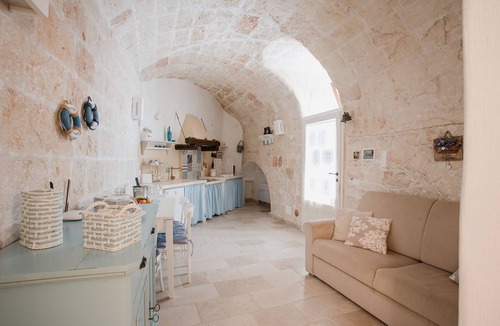 Centro Storico Apartment | Comfortable apartment near the sea in the center of Monopoli, Puglia FREE WI-FI