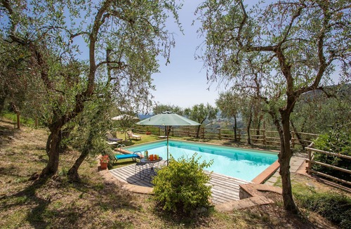 Lucca Villa | Cosy apartment in villa with WIFI, pool, TV, patio, pets allowed and panoramic view, close to Lu.
