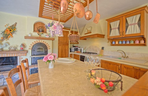 Villa A Sesta Apartment | Cosy apartment for 4 people with pool, WIFI, A/C, TV, patio and panoramic view, close to Siena