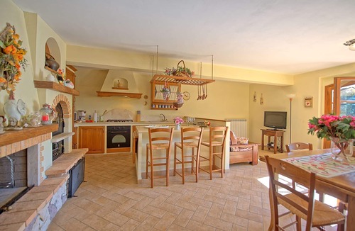 Villa A Sesta Apartment | Cosy apartment for 4 people with pool, WIFI, A/C, TV, patio and panoramic view, close to Siena