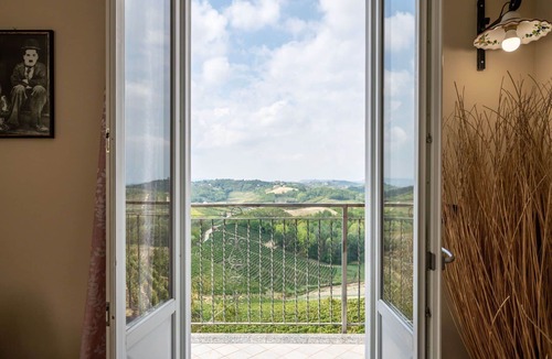 Vinchio Apartment | Cosy apartment for 5 guests with pool, A/C, WIFI, TV, terrace, pets allowed and panoramic view