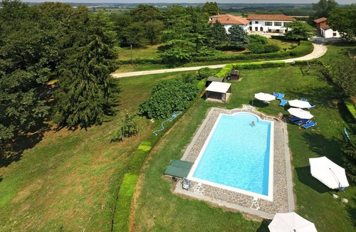 Azzano d'Asti Villa | Cosy apartment in villa for 6 people with WIFI, pool, A/C, terrace and pets allowed
