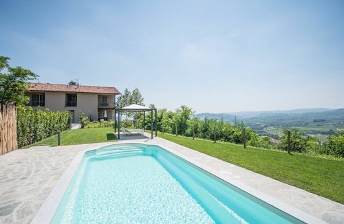 Costigliole d'Asti House | Cosy apartment in villa with A/C, WIFI, pool, TV, patio, pets allowed and panoramic view
