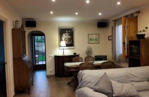 Avinyonet del Penedes Ski Chalet | Cosy Chalet in L'Arboçar with Private Pool, 65 sqm