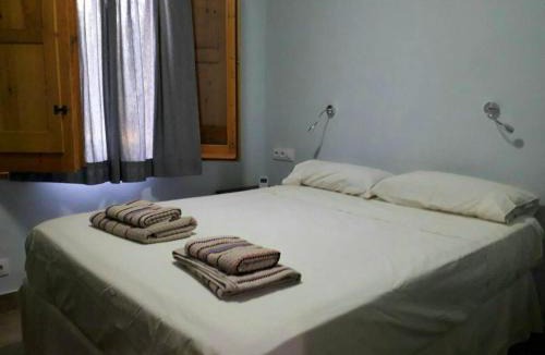 Avinyonet del Penedes Ski Chalet | Cosy Chalet in L'Arboçar with Private Pool, 65 sqm