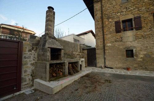 Zubiri Cottage | Cottage with Jacuzzi, Barbecue and Garden
