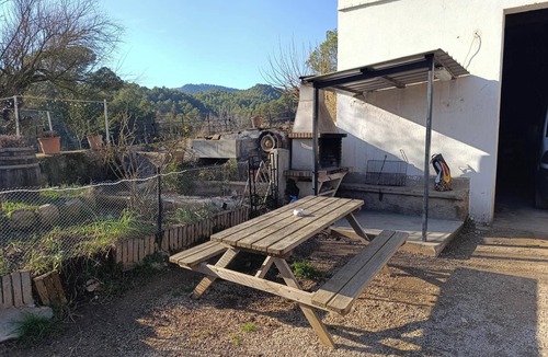 Sant Salvador de Guardiola Apartment | Country House 'Set Rengs 3' with Lake View, Shared Pool and Wi-Fi