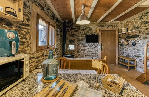 Susqueda Cottage | Country Cottage 'La Rústica' with Mountain Views, Shared Garden and Wi-Fi