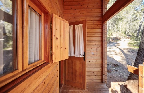 Hornos House | Country House 'Cabaña De Madera 2' with Mountain View, Shared Pool and Air Conditioning