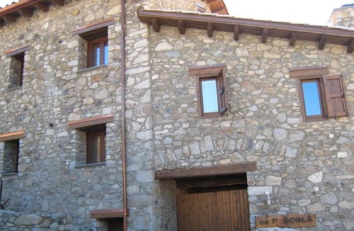 Aranser House | Country House 'El Paller O La Casa De Ca L’Escolà' with Mountain View, Shared Terrace and Wi-Fi