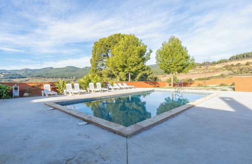 Torrelles de Foix House | Country House 'Can Cruset' with Mountain View, Private Pool and Wi-Fi