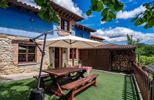 Cangas de Onis House | Country House 'La Campanona' with Mountain View, Private Terrace and Wi-Fi