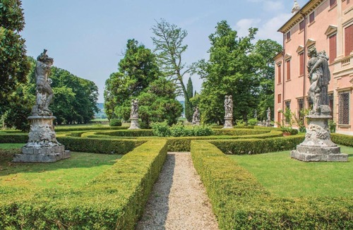 Castelgomberto Apartment | Courtyard