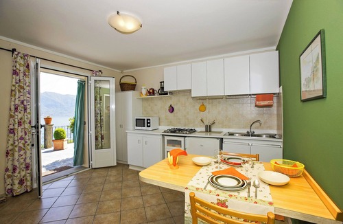 Gonte Apartment | Cozy 2½-room apartment with terrace and fantastic view of the lake