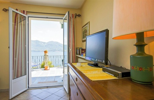 Gonte Apartment | Cozy 2½-room apartment with terrace and fantastic view of the lake
