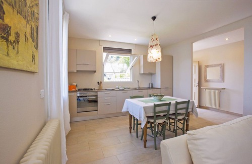 Gonte Apartment | Cozy 3-room apartment with beautiful garden and fantastic view of the lake