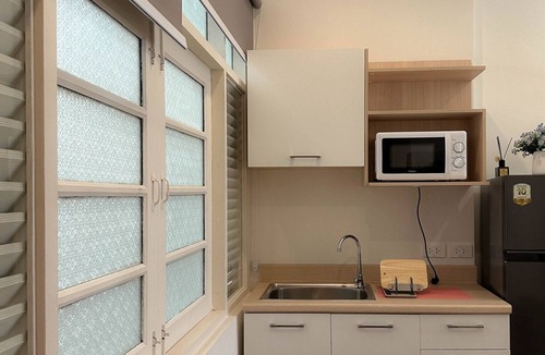 Pom Prap Apartment | Cozy and large bed. Working space, 350m to MRT and Chinatown
