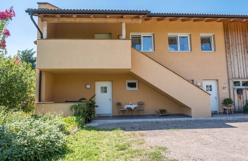 Gries - Quirein Apartment | Cozy Apartment “Urbanhof - Magdalena” with Mountain View, Wi-Fi & Balcony