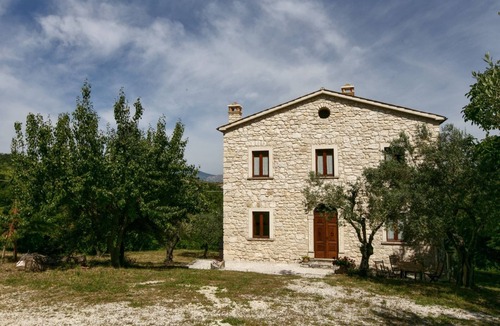 Abbateggio Cottage | Cozy Cottage in Abbateggio with Garden