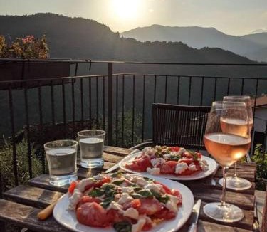 Menegu House | Cozy hillside getaway, spectacular view