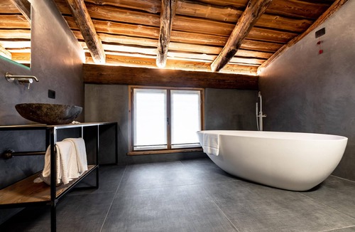 Tirano Hotel | Curt di Clement Eco Mobility Hotel
