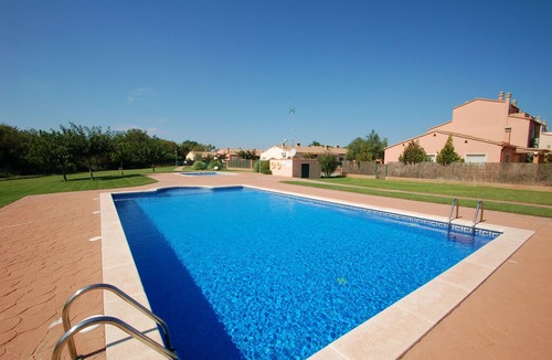 Mas Pinell Ski Chalet | Daró 2D 167 - Community pool, corner house, A/C
