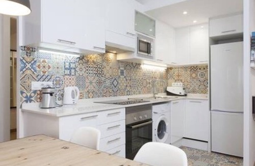 El Port Apartment | Designer Apt near FIRA Balcony/5PP/WIFI/SMART TV by MyRentalHost