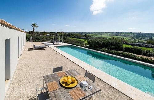 Monterosso Almo Villa | Designer country villa with pool in Ragusa, Sicily