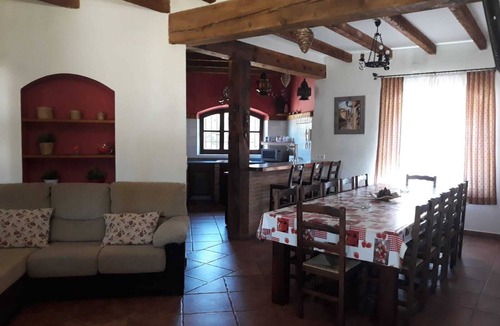 Argamasilla de Alba Ski Chalet | Detached villa with private pool and garden with outdoor games