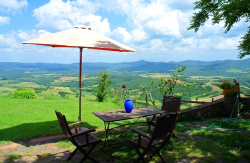 Chiusdino House | Detached villa with panoramic garden
