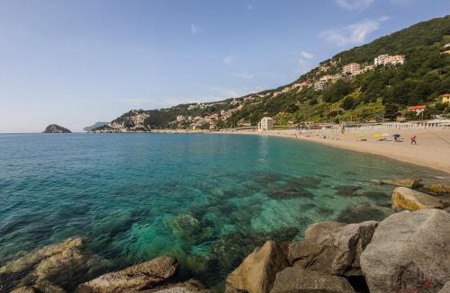 Vado Ligure Apartment | Double Suite - Ferries 7 Min - Beaches 3 Min
