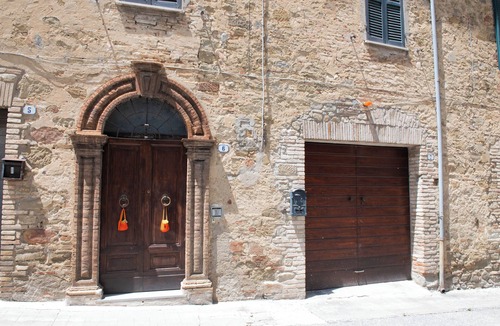 Bettona Apartment | Downtown apartment with 3 bedrooms in the fabulous Bettona with WiFi