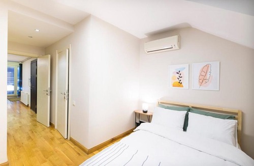 Cihangir Apartment | Elegant 2 Br Duplex House With Garden In Cihangir
