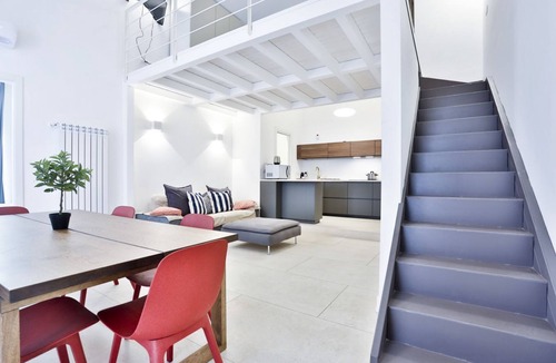 Rione Duomo Apartment | Elegant apartment able to accommodate up to 6 people with three bedrooms and two bathrooms, totally new both in the renovation and in the furnishings and with fine finishes. The accommodation is located in the central area, a few steps from the Villa Com