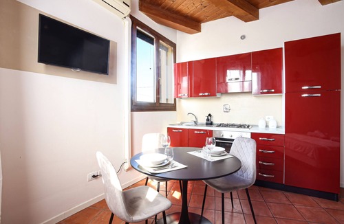 Calderara di Reno Apartment | Elegante Appartamento con Parcheggio Vicino All'aeroporto e al Centro di Bologna