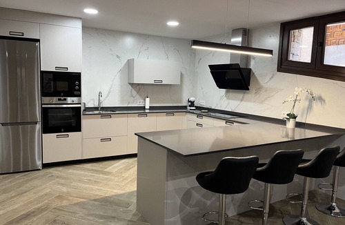 Mombeltran House | En el Centro del Pueblo. Esta Decorada en Estilo Moderno y es Totalmente Nueva